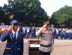 Kanit Reskrim Polsek Kronjo Jadi Pembina Upacara di SMK dan SMP Nurul Amin Mekarbaru