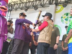 Camat Kelapa Dua terima Obor Semangat Porkab ke VI Di Dampingi Oleh Ketua Kontingen Dan KOK Serta Stecholder Se Kelapa Dua